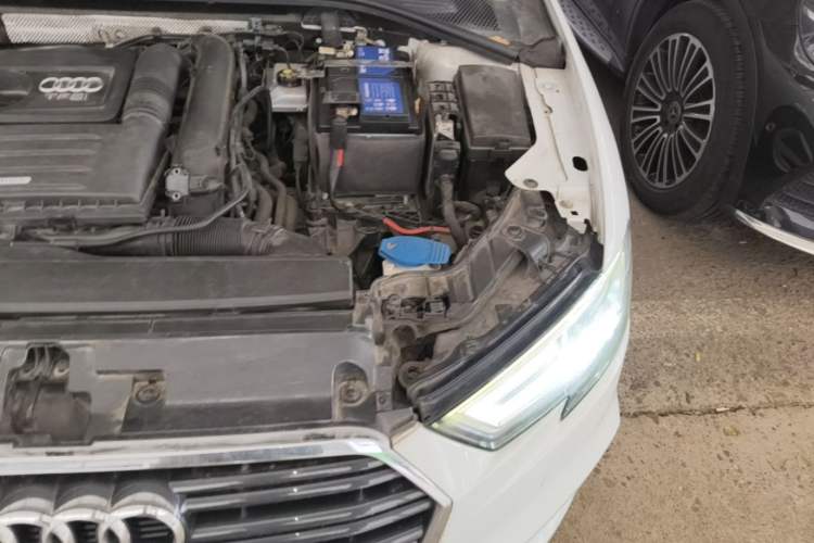 Used Audi A3 2019 Sportback 35 TFSI Fashion Edition China VI Emission Standard Engine Bay Left