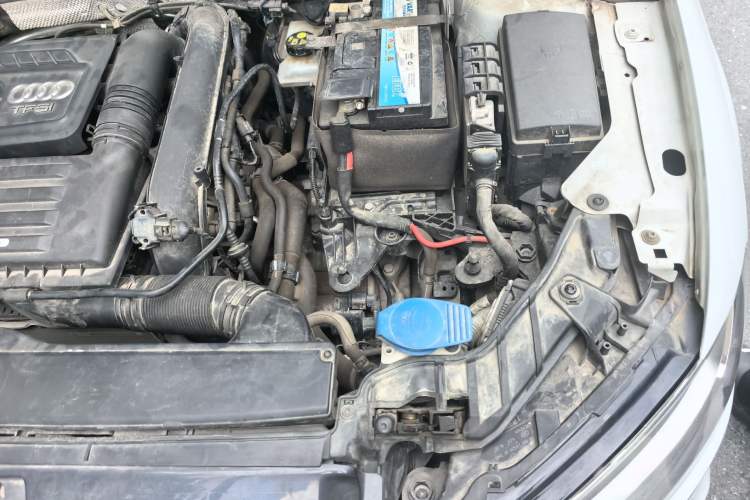 Used Audi A3 2019 Sportback 35 TFSI Fashion Edition China VI Emission Standard Engine Bay Left