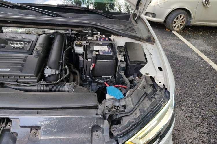 Used Audi A3 2019 Sportback 35 TFSI Fashion Edition China VI Emission Standard Engine Bay Left