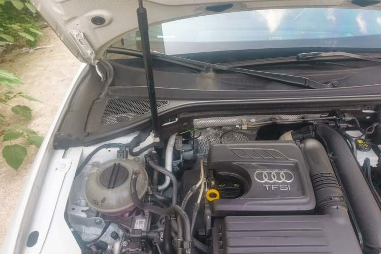 Used Audi A3 2019 Sportback 35 TFSI Fashion Edition China VI Emission Standard Engine Bay Right