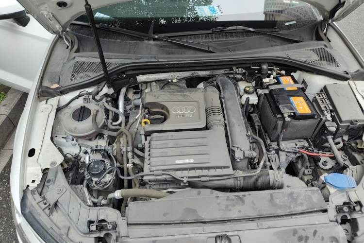 Used Audi A3 2019 Limousine 35 TFSI Fashion Edition China VI Emission Standard Engine Bay Right