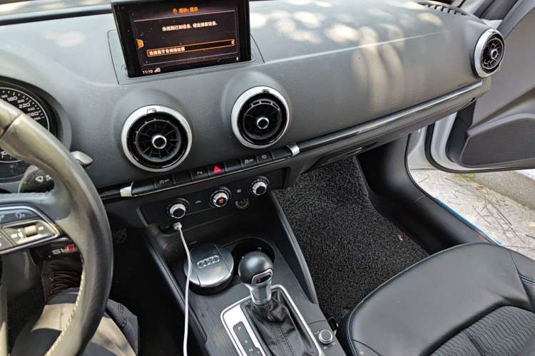 Used Audi A3 2019 Limousine 35 TFSI Fashion Edition China VI Emission Standard Gear Lever