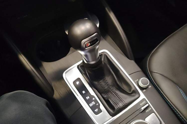 Used Audi A3 2019 Limousine 35 TFSI Fashion Edition China VI Emission Standard Gear Lever
