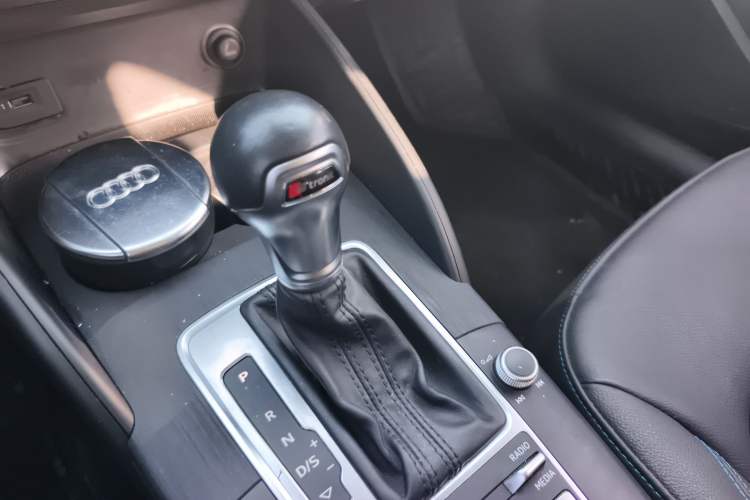 Used Audi A3 2019 Limousine 35 TFSI Fashion Edition China VI Emission Standard Gear Lever