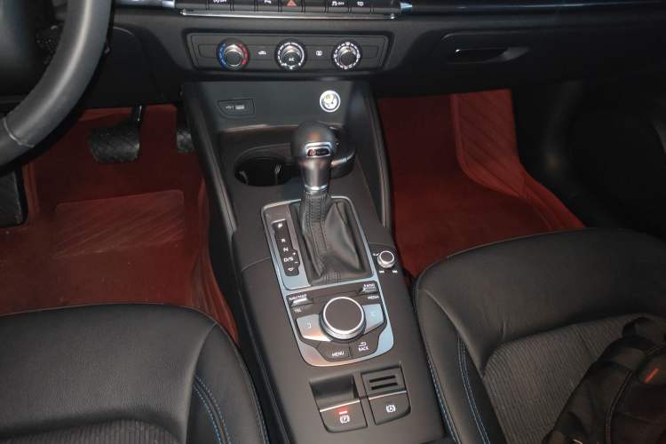 Used Audi A3 2019 Limousine 35 TFSI Fashion Edition China VI Emission Standard Gear Lever
