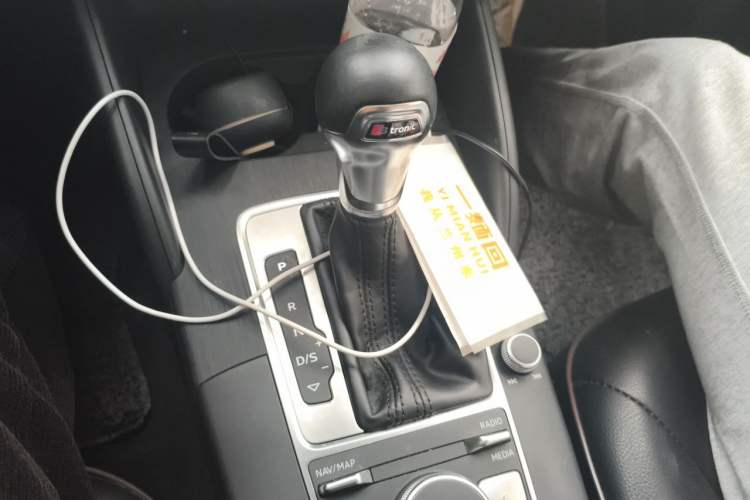 Used Audi A3 2019 Limousine 35 TFSI Fashion Edition China VI Emission Standard Gear Lever