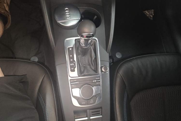 Used Audi A3 2019 Sportback 35 TFSI Fashion Edition China VI Emission Standard Gear Lever