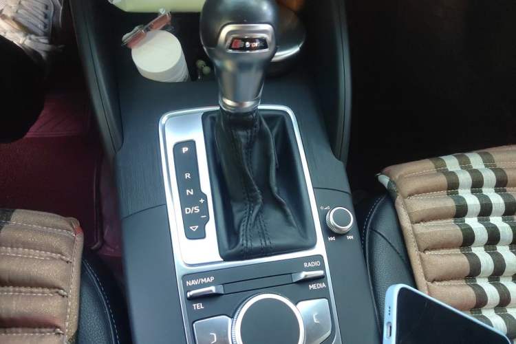 Used Audi A3 2019 Limousine 35 TFSI Fashion Edition China VI Emission Standard Gear Lever