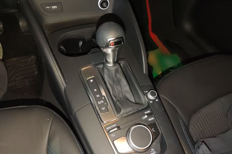 Used Audi A3 2019 Sportback 35 TFSI Fashion Edition China VI Emission Standard Gear Lever
