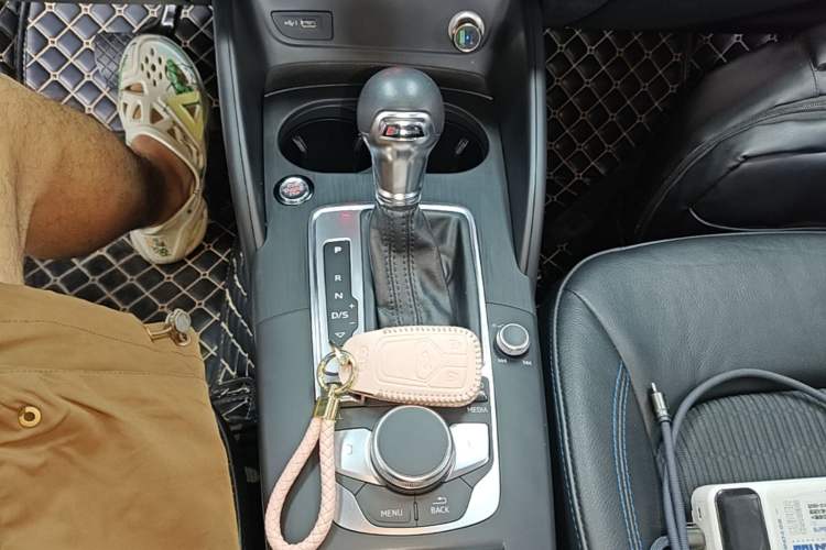 Used Audi A3 2019 Limousine 35 TFSI Fashion Edition China V standard Gear Lever