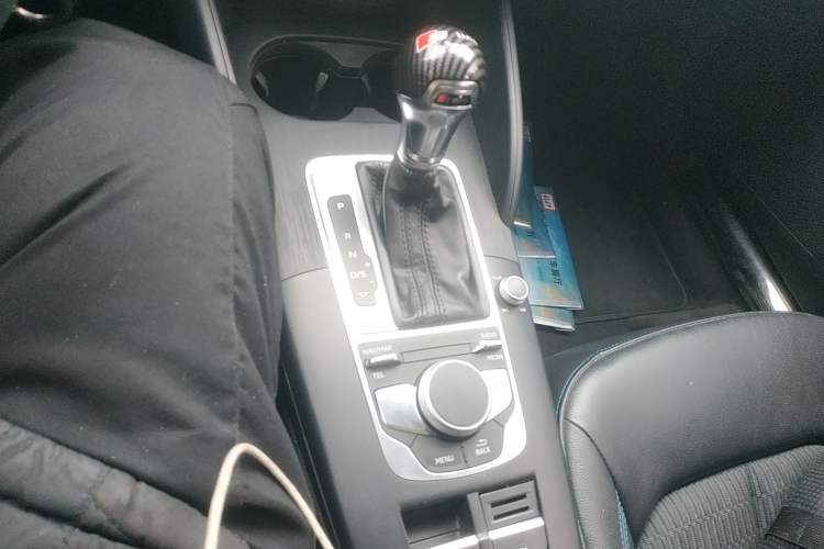 Used Audi A3 2019 Sportback 35 TFSI Fashion Edition China VI Emission Standard Gear Lever