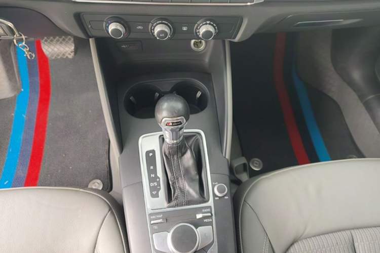 Used Audi A3 2019 Limousine 35 TFSI Fashion Edition China VI Emission Standard Gear Lever
