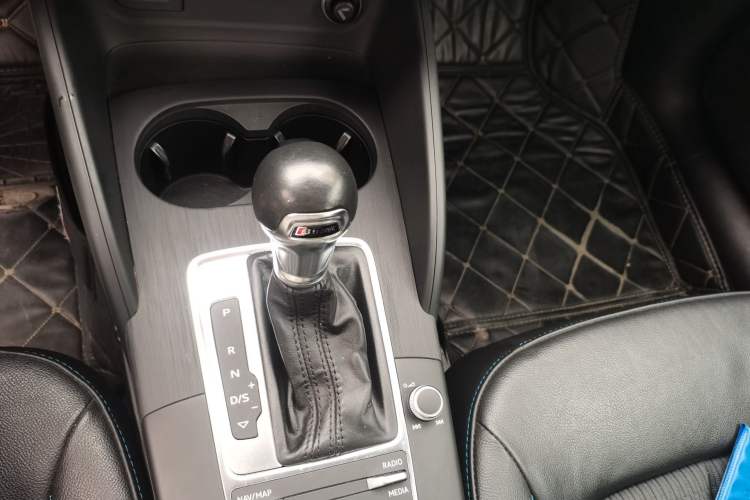 Used Audi A3 2019 Limousine 35 TFSI Fashion Edition China VI Emission Standard Gear Lever
