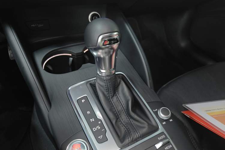 Used Audi A3 2019 Limousine 35 TFSI Style Edition China VI Emission Standard Gear Lever