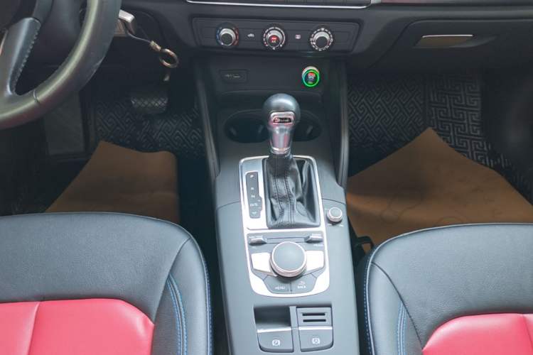Used Audi A3 2019 Limousine 35 TFSI Fashion Edition China VI Emission Standard Gear Lever