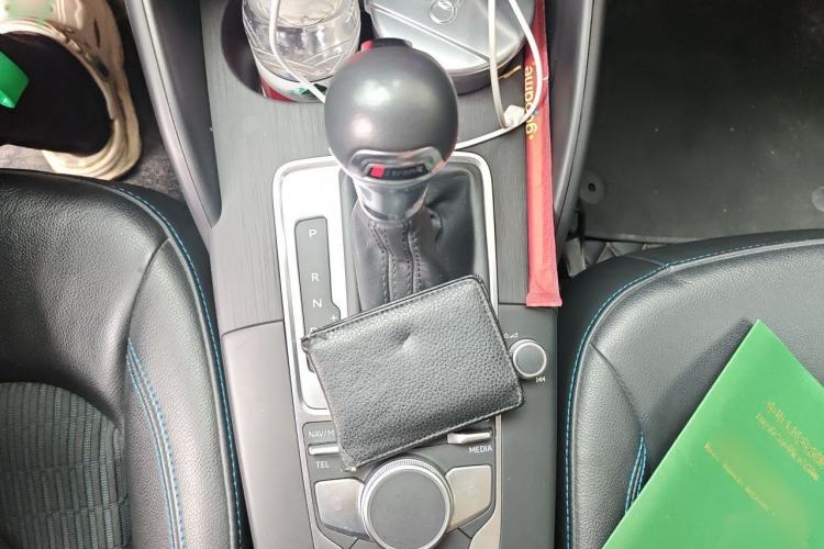Used Audi A3 2019 Limousine 35 TFSI Fashion Edition China V standard Gear Lever