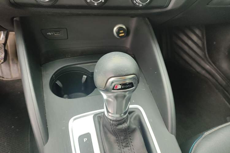 Used Audi A3 2019 Limousine 35 TFSI Fashion Edition China VI Emission Standard Gear Lever