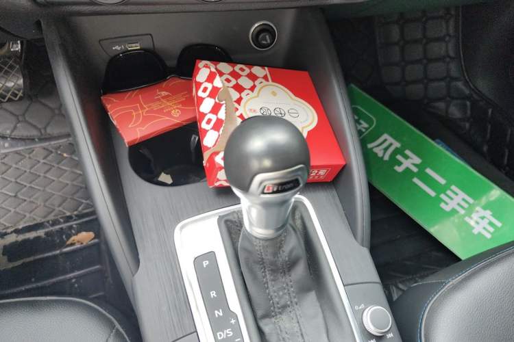 Used Audi A3 2019 Limousine 35 TFSI Fashion Edition China VI Emission Standard Gear Lever