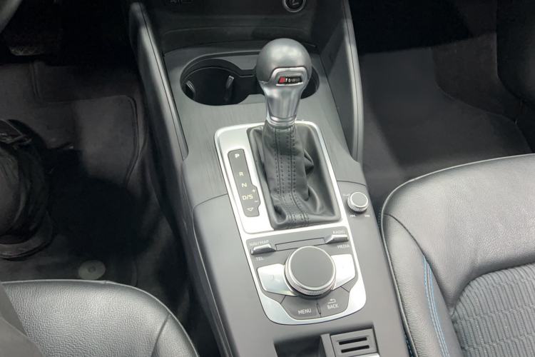 Used Audi A3 2019 Limousine 35 TFSI Fashion Edition China VI Emission Standard Gear Lever
