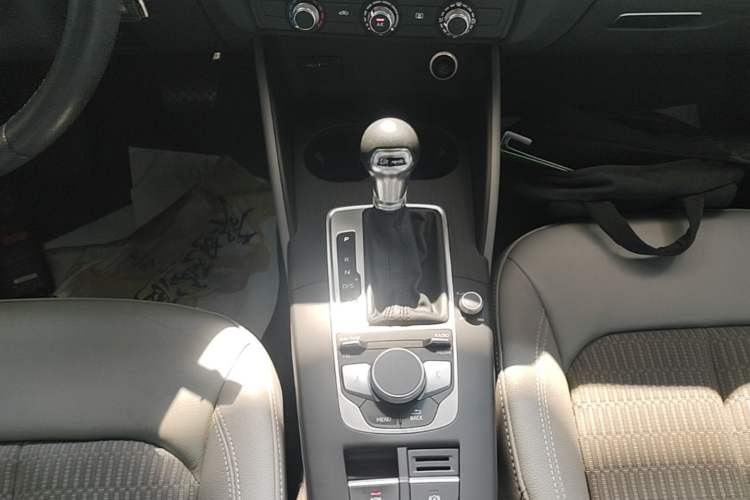 Used Audi A3 2019 Sportback 35 TFSI Fashion Edition China VI Emission Standard Gear Lever