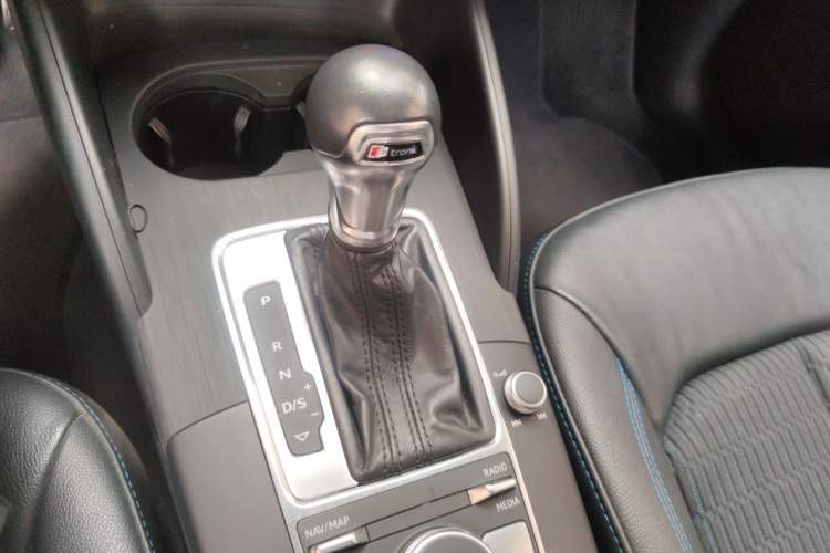 Used Audi A3 2019 Limousine 35 TFSI Fashion Edition China VI Emission Standard Gear Lever