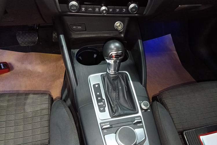 Used Audi A3 2019 Sportback 35 TFSI Sporty Version China VI Gear Lever