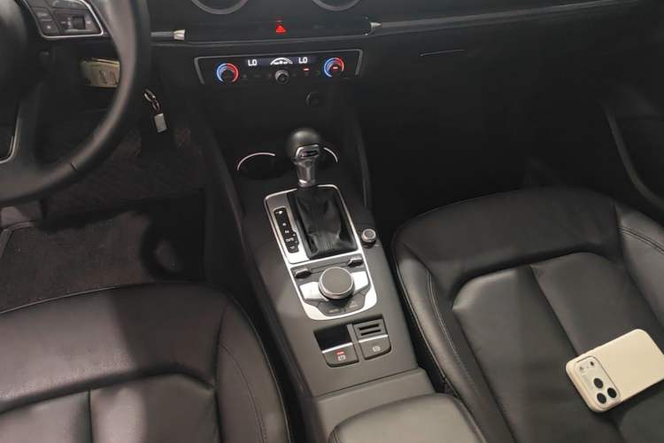 Used Audi A3 2019 Limousine 35 TFSI Style Edition China VI Emission Standard Gear Lever