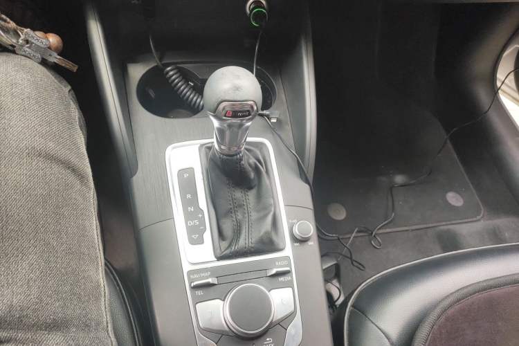 Used Audi A3 2019 Sportback 35 TFSI Fashion Edition China VI Emission Standard Gear Lever