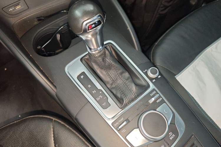 Used Audi A3 2019 Limousine 35 TFSI Fashion Edition China VI Emission Standard Gear Lever