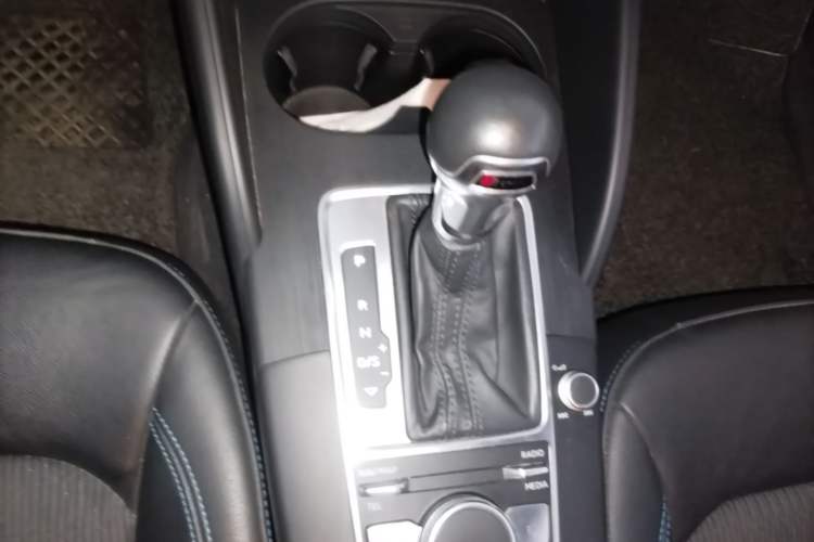 Used Audi A3 2019 Limousine 35 TFSI Fashion Edition China VI Emission Standard Gear Lever
