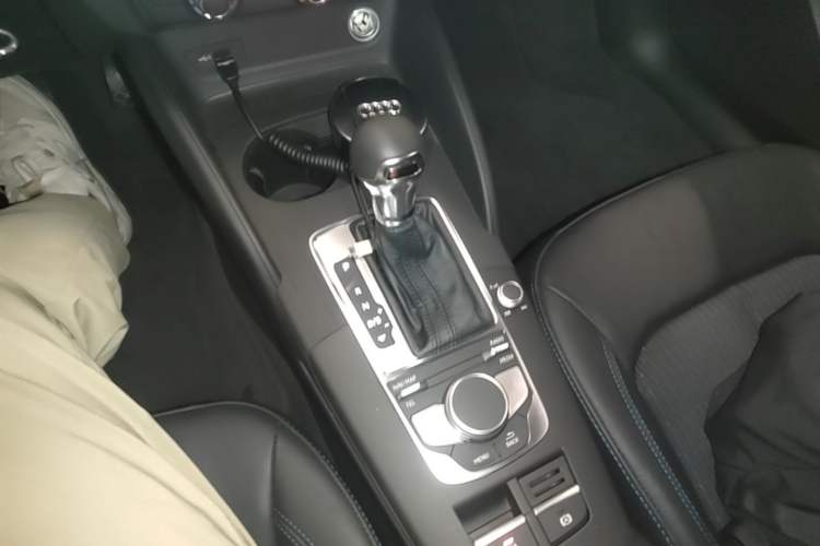 Used Audi A3 2019 Sportback 35 TFSI Fashion Edition China VI Emission Standard Gear Lever