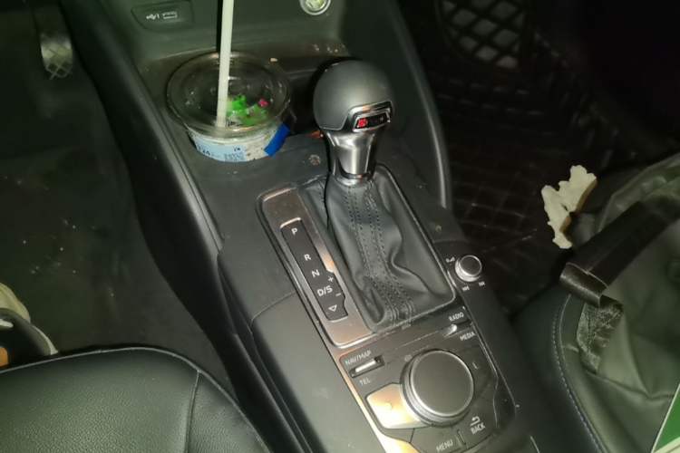 Used Audi A3 2019 Sportback 35 TFSI Fashion Edition China VI Emission Standard Gear Lever