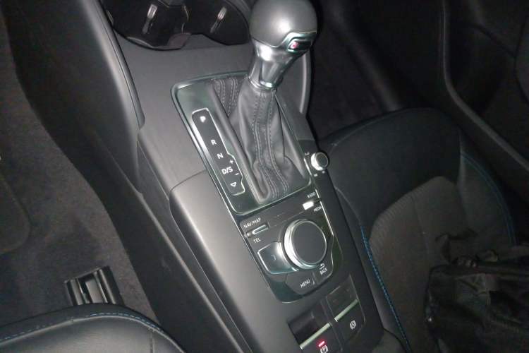 Used Audi A3 2019 Limousine 35 TFSI Fashion Edition China VI Emission Standard Gear Lever