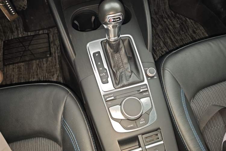 Used Audi A3 2019 Limousine 35 TFSI Fashion Edition China VI Emission Standard Gear Lever