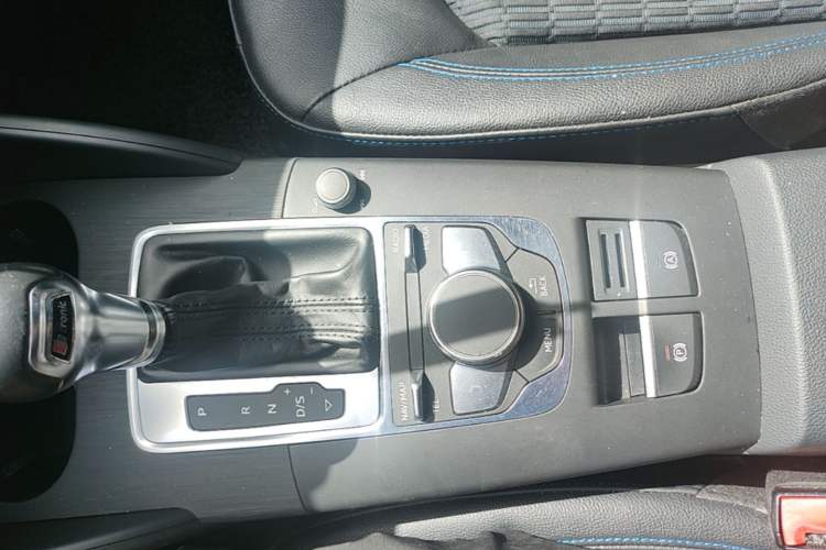 Used Audi A3 2019 Limousine 35 TFSI Fashion Edition China VI Emission Standard Gear Lever