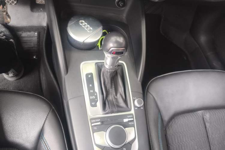 Used Audi A3 2019 Limousine 35 TFSI Fashion Edition China VI Emission Standard Gear Lever