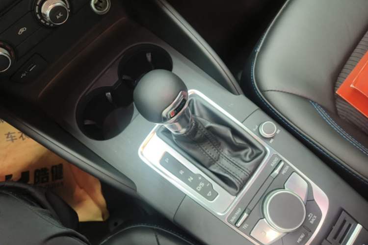 Used Audi A3 2019 Sportback 35 TFSI Fashion Edition China VI Emission Standard Gear Lever