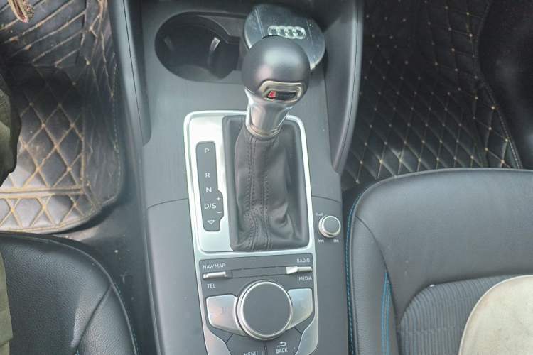 Used Audi A3 2019 Sportback 35 TFSI Fashion Edition China VI Emission Standard Gear Lever
