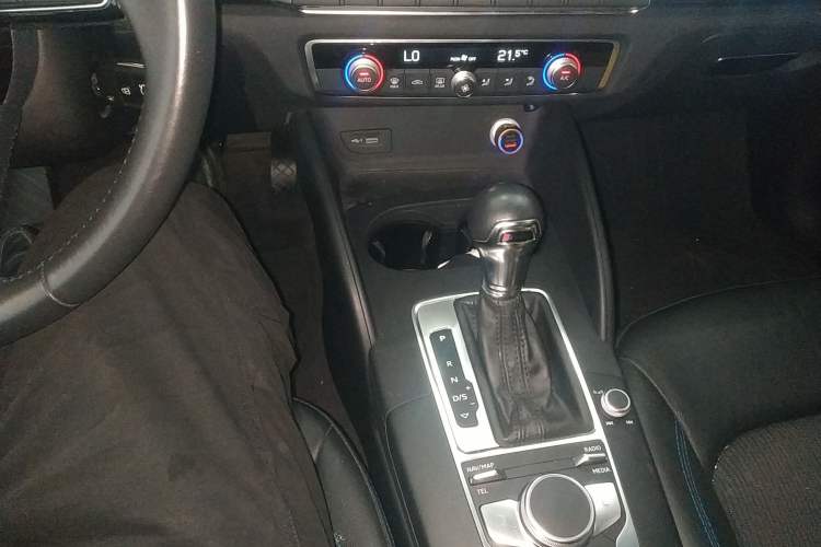 Used Audi A3 2019 Limousine 35 TFSI Fashion Edition China VI Emission Standard Gear Lever