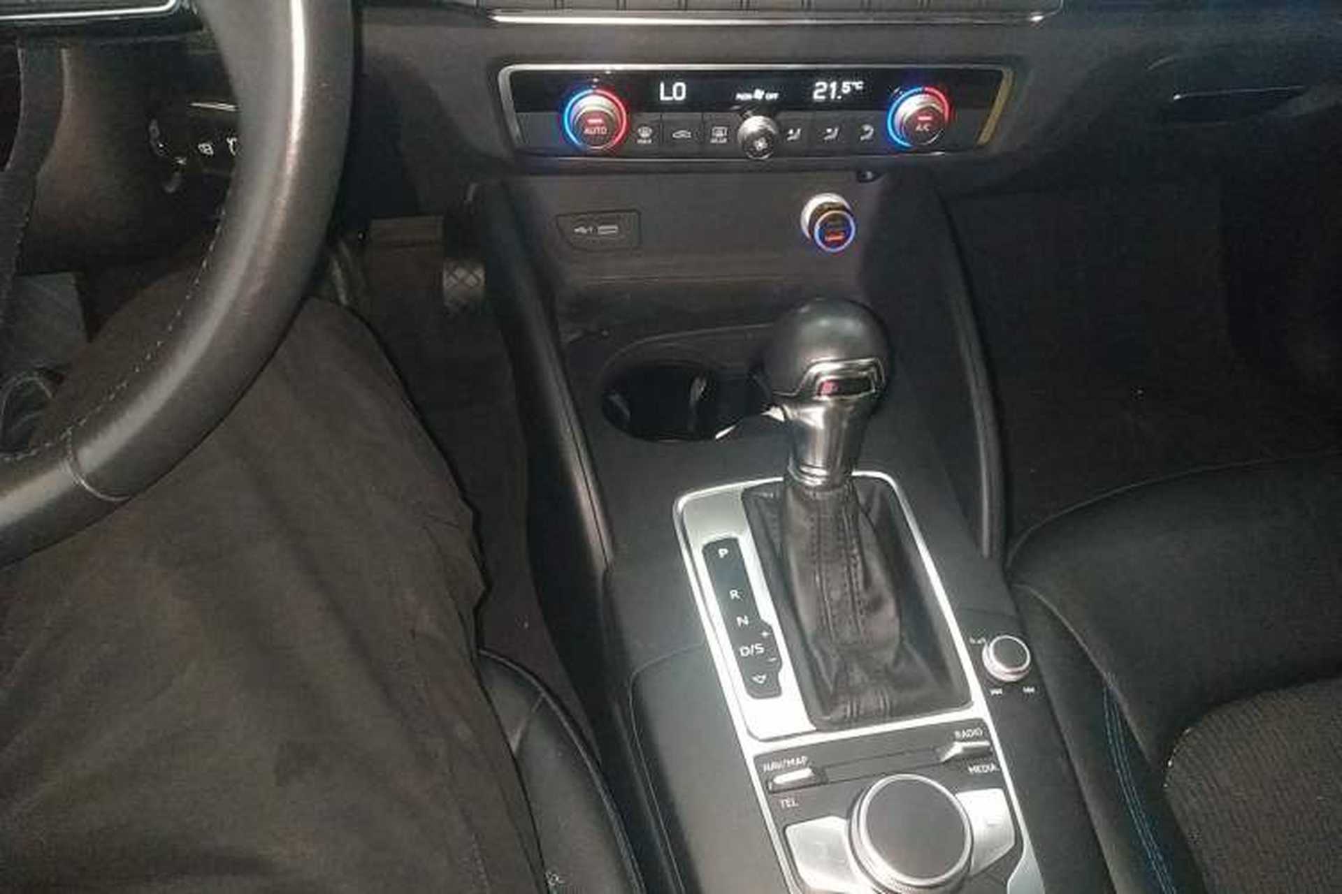 Used Audi A3 2019 Limousine 35 TFSI Fashion Edition China VI Emission Standard Gear Lever