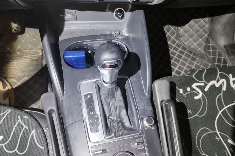 Used Audi A3 2019 Limousine 35 TFSI Fashion Edition China VI Emission Standard Gear Lever