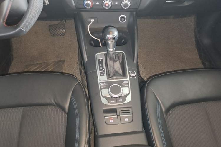Used Audi A3 2019 Sportback 35 TFSI Fashion Edition China VI Emission Standard Gear Lever