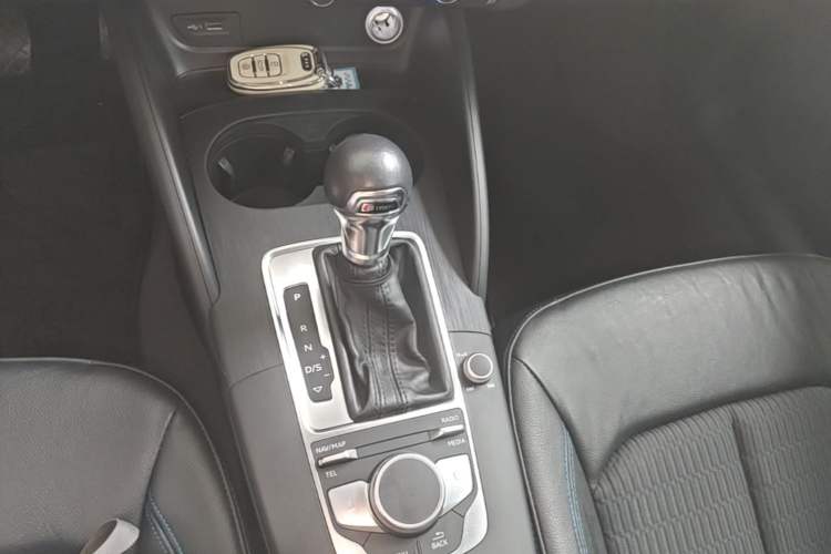 Used Audi A3 2019 Limousine 35 TFSI Fashion Edition China VI Emission Standard Gear Lever