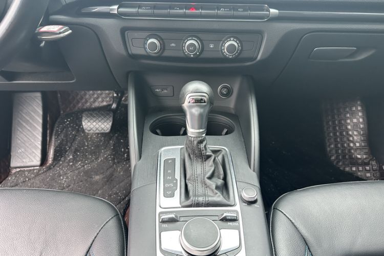 Used Audi A3 2019 Limousine 35 TFSI Fashion Edition China VI Emission Standard Gear Lever