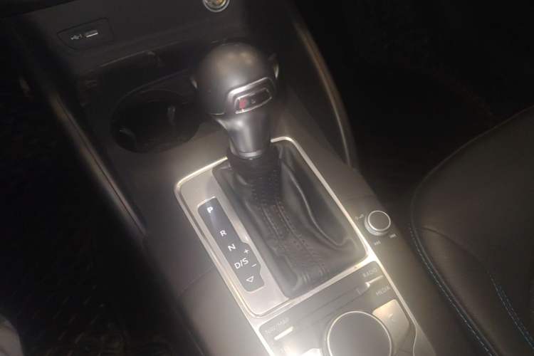 Used Audi A3 2019 Limousine 35 TFSI Fashion Edition China VI Emission Standard Gear Lever