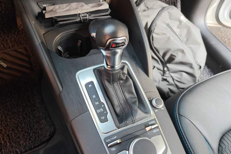 Used Audi A3 2019 Sportback 35 TFSI Fashion Edition China VI Emission Standard Gear Lever