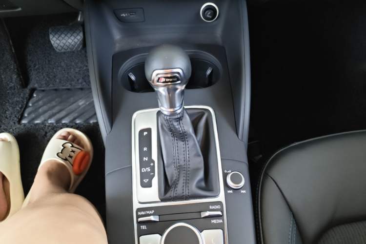 Used Audi A3 2019 Sportback 35 TFSI Fashion Edition China VI Emission Standard Gear Lever