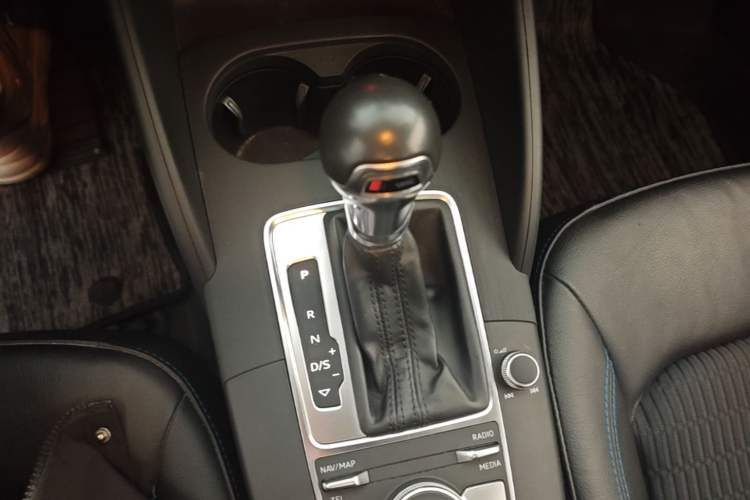 Used Audi A3 2019 Limousine 35 TFSI Fashion Edition China VI Emission Standard Gear Lever