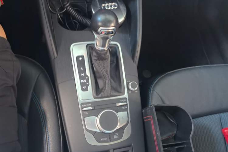 Used Audi A3 2019 Limousine 35 TFSI Fashion Edition China VI Emission Standard Gear Lever