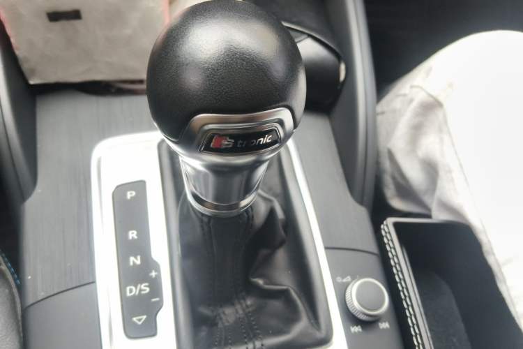 Used Audi A3 2019 Limousine 35 TFSI Fashion Edition China VI Emission Standard Gear Lever